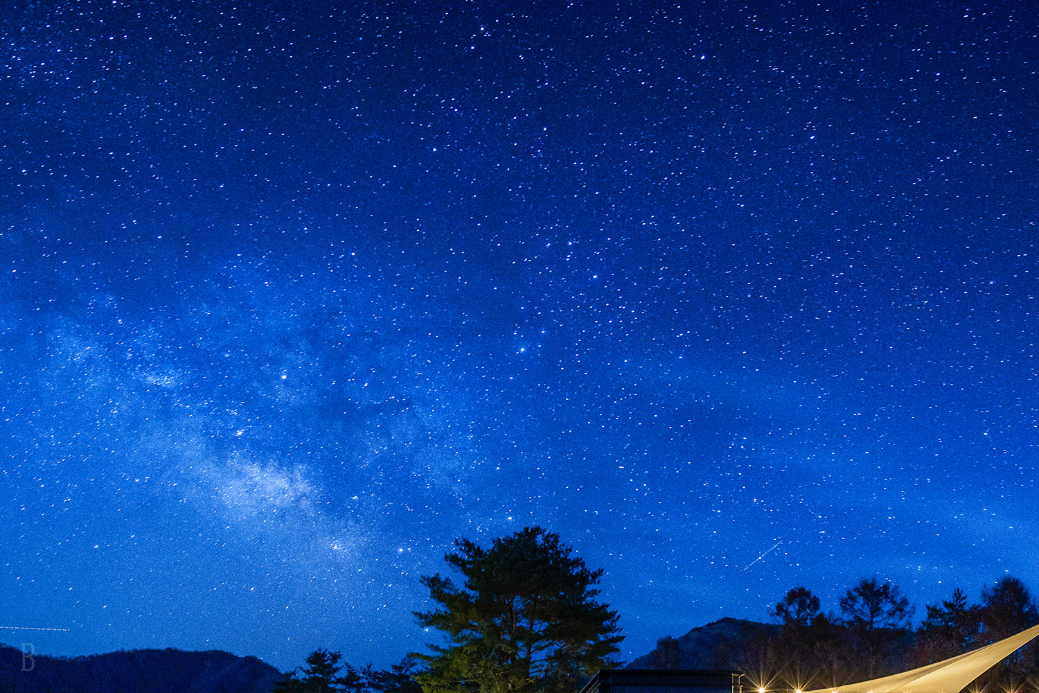 圍坐篝火欣賞滿天星空